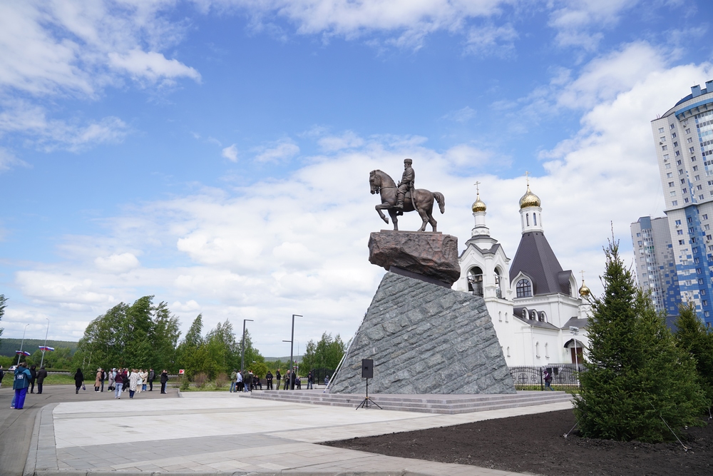 В КуZбассе открыли памятник императору Александру III. – Изображение. Текст // Портал органов власти Кемеровской области – Кузбасса : [сайт]. – 2024. – 31 мая. – URL: https://kemobl.ru/news/detail/v-kuzbasse-otkryli-pamyatnik-imperatoru-aleksandru-iii (дата обращения: 13.12.2024).