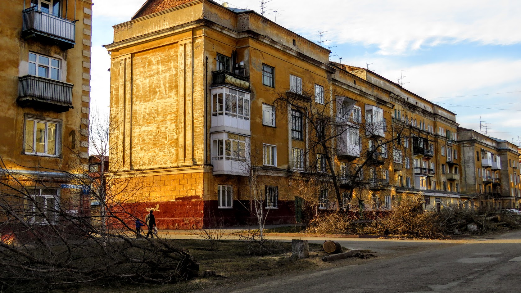 Ул. Севастопольская (спилили тополя)О Толстикове В. В – Кемерово. – Текст : электронный // Blogger : [сайт]. – URL: https://vnjfhygfnbthyf.blogspot.com/2019/04/blog-post_17.html?spref=pi (дата обращения: 01.09.2023).