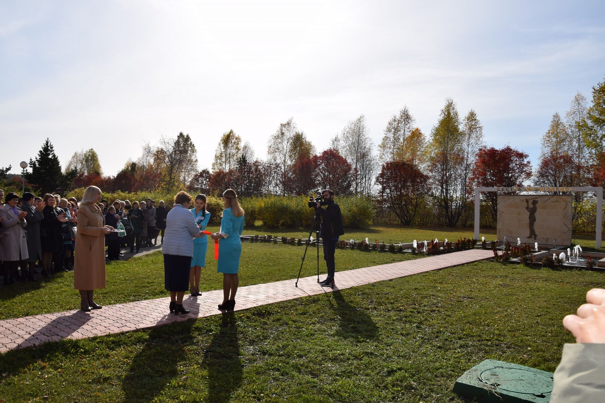 Фото с сайта: https://pamsk.ru/about/media/otkrytie-skulptury-meditsinskaya-sestra-2018g/  (дата обращения 27.08.2024)