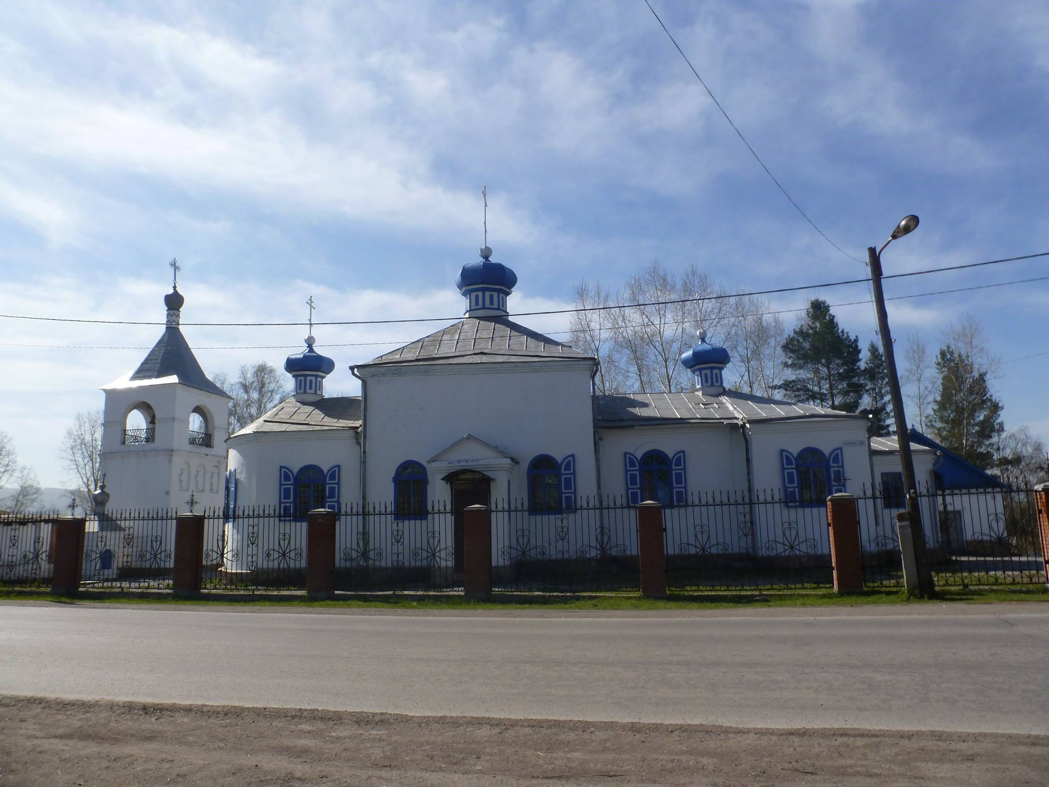 Церковь Пантелеимона Целителя в посёлке Кузедеево_2009 год. Автор снимка: Мараев Валерий, 10 апреля 2009 года.