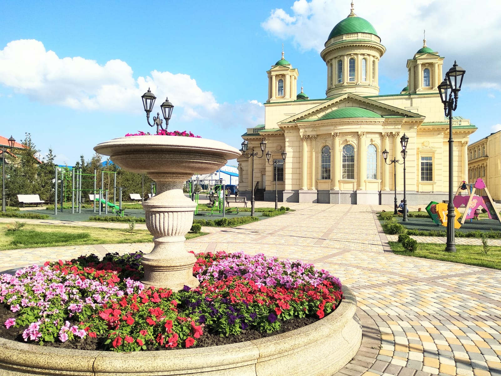 фото заведующего краеведческим отделом Кармановой Л. А. дата съемки август 2023 г.