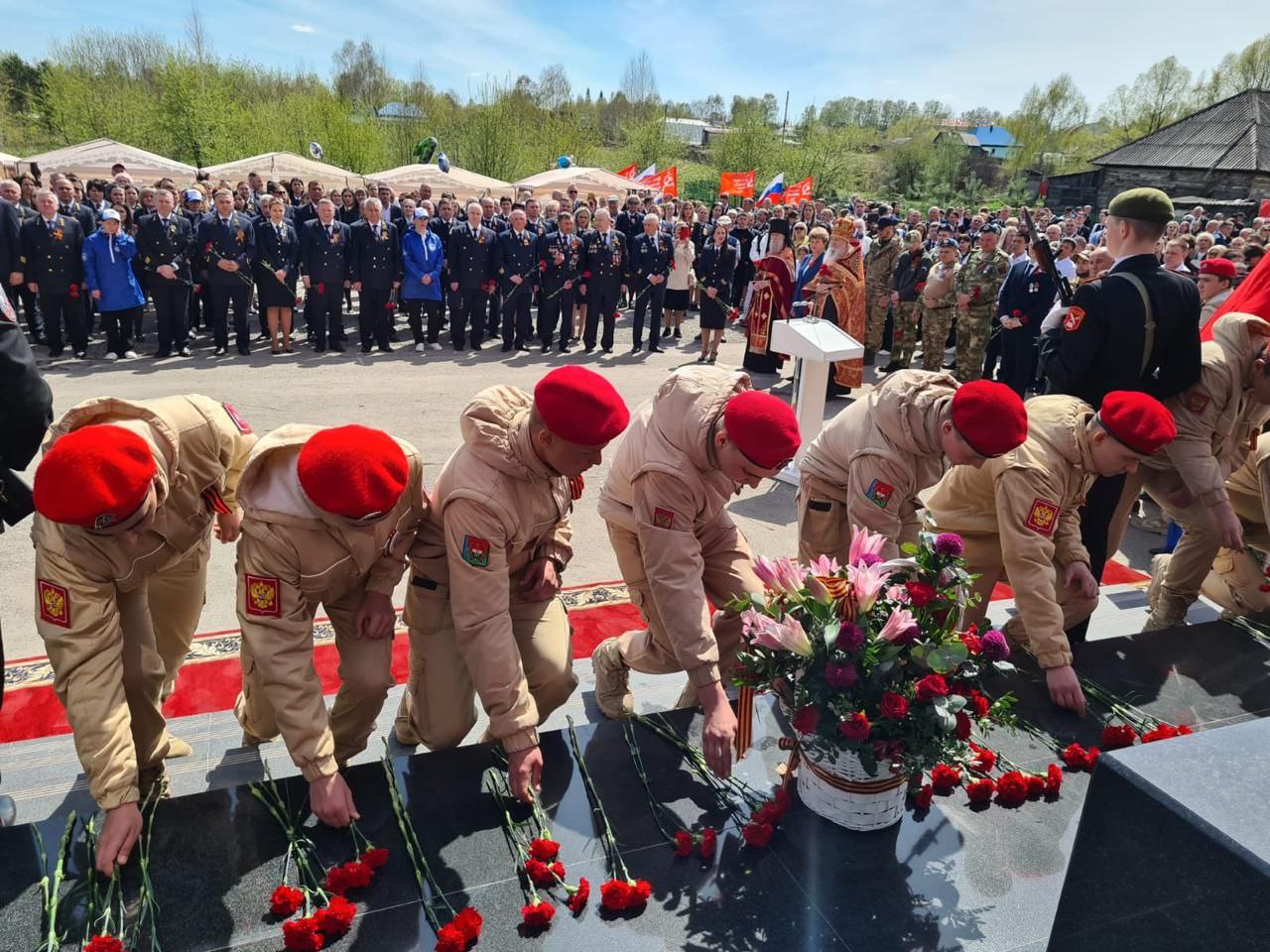 На церемонии открытия памятника, 2: фото К. Очкиной, 07.05.2025 г.