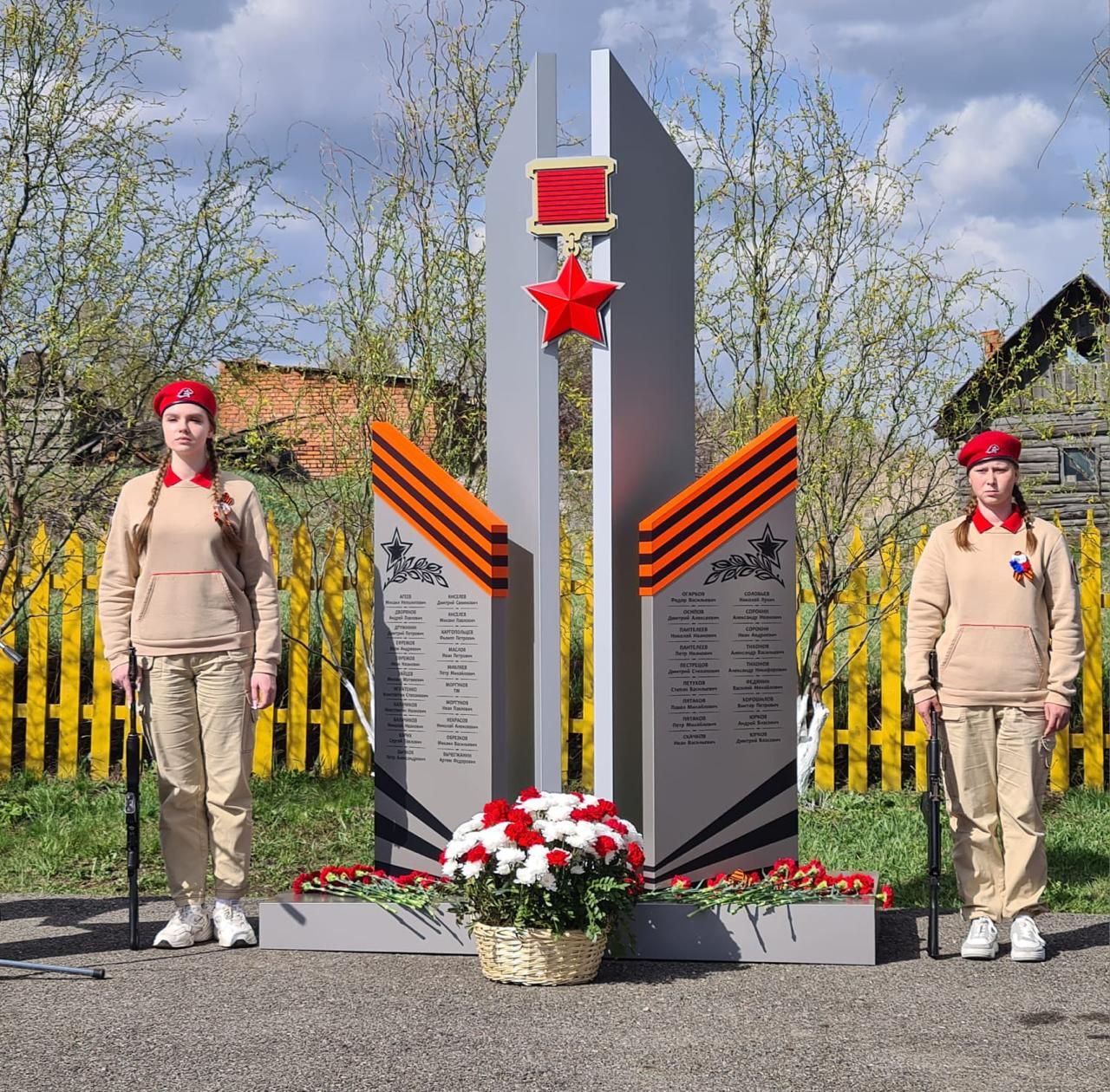 На церемонии открытия памятника в Тихоновке: фото К. Очкиной, 05.05.2025 г.