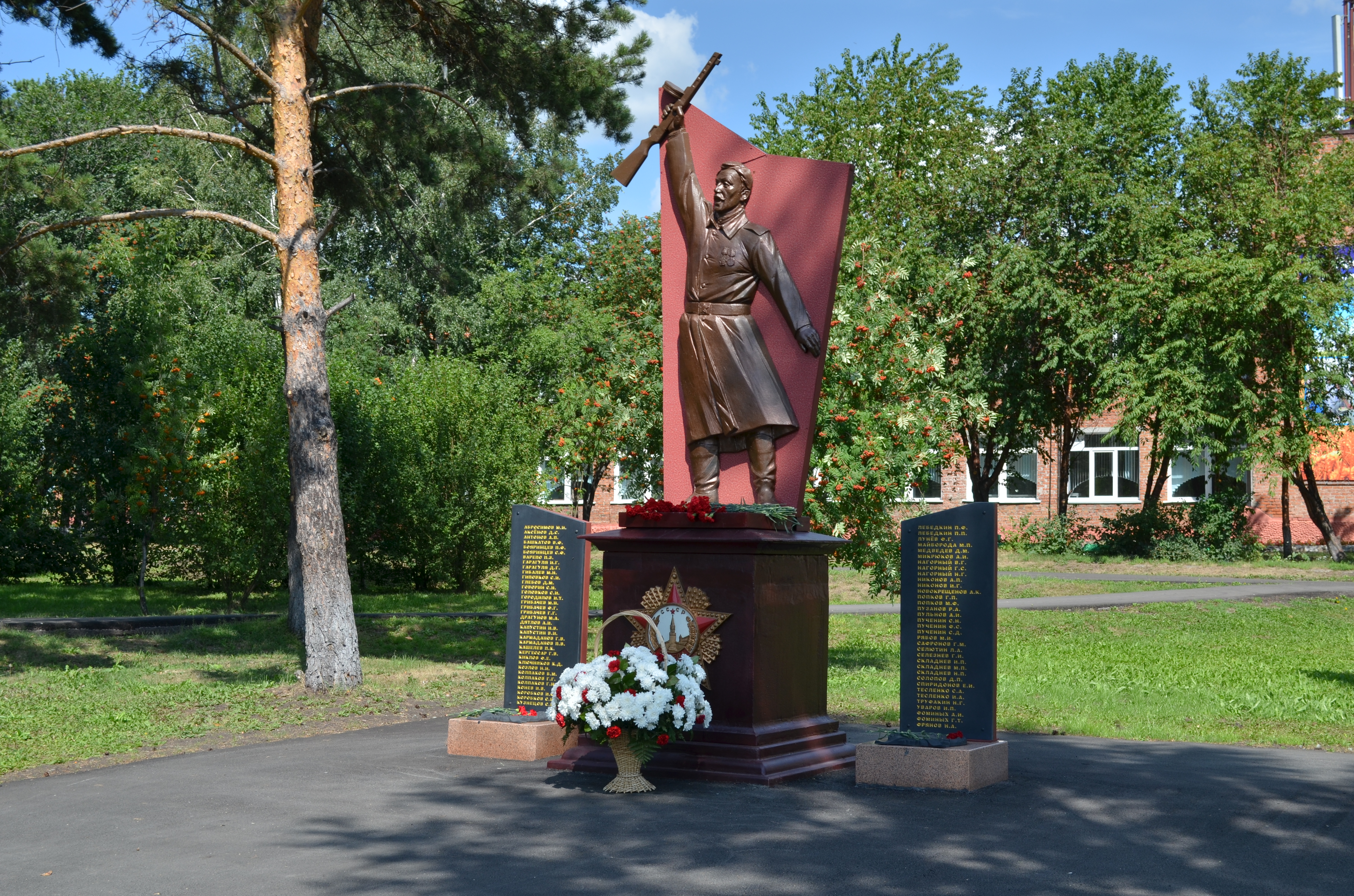 Памятник павшим воинам: фото О. Боронихиной, 2022 г.