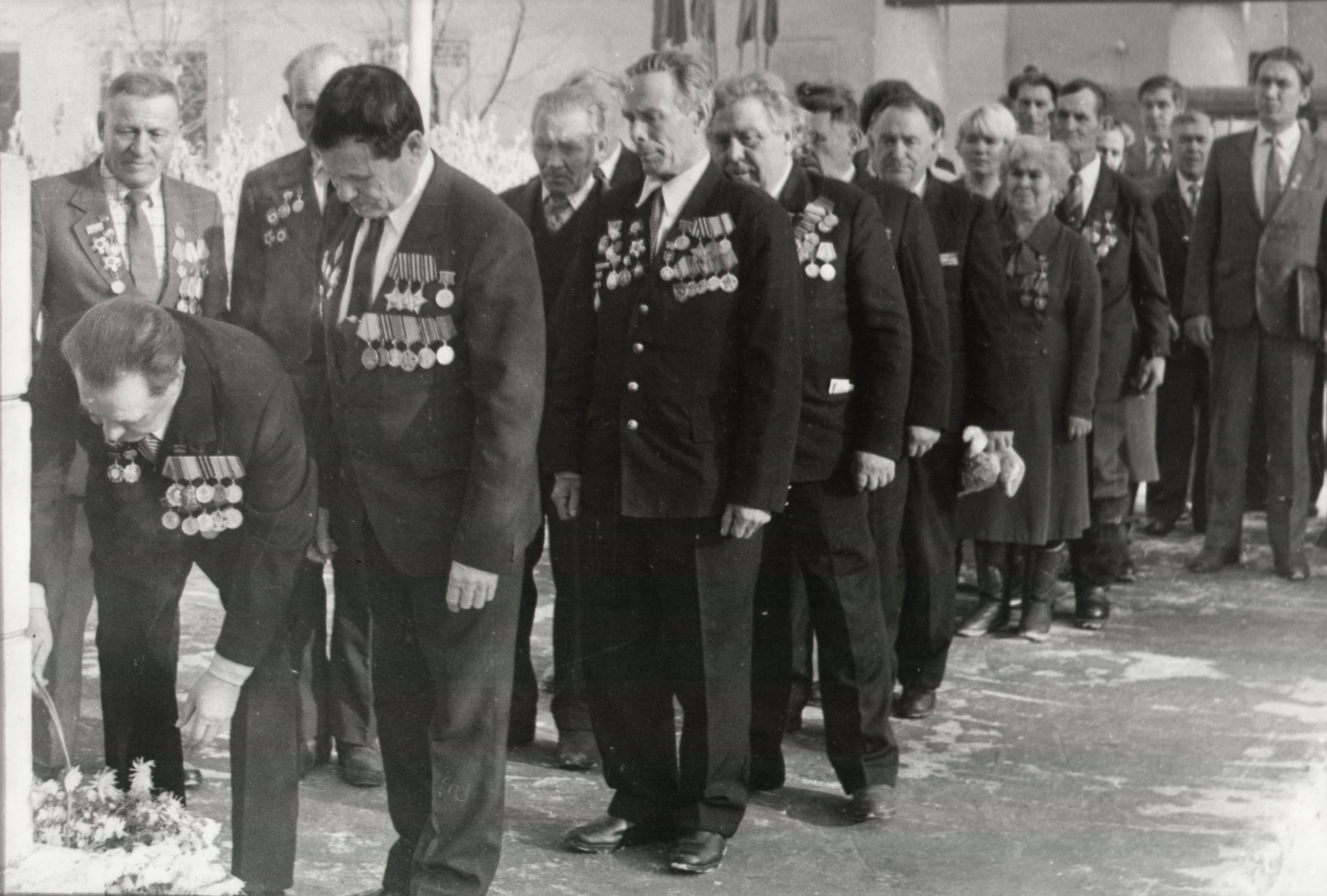 Ветераны Великой Отечественной войны Прокопьевского района на возложении цветов к памятнику, с. Бурлаки, 07.05.1985 г.