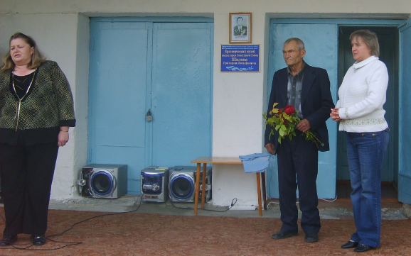 фото Новиковой Л.Н., руководителя школьного музея, 2008 год