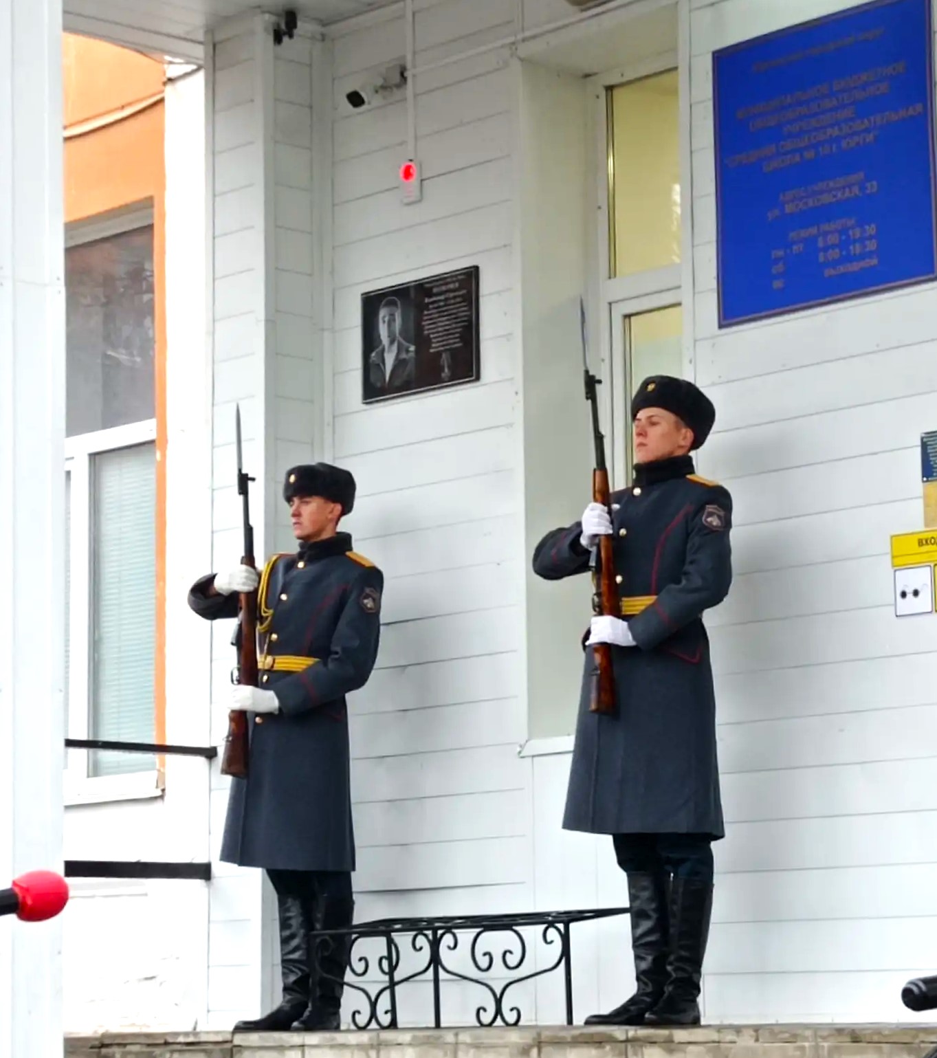 Открытие мемориальной доски Толмачеву В.С. Фото из музея школы №10, 2024 г.