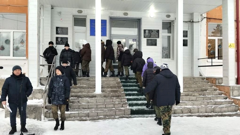 Открытие мемориальной доски Карепину В.Д. Фото из музея школы №10, 2025 г.