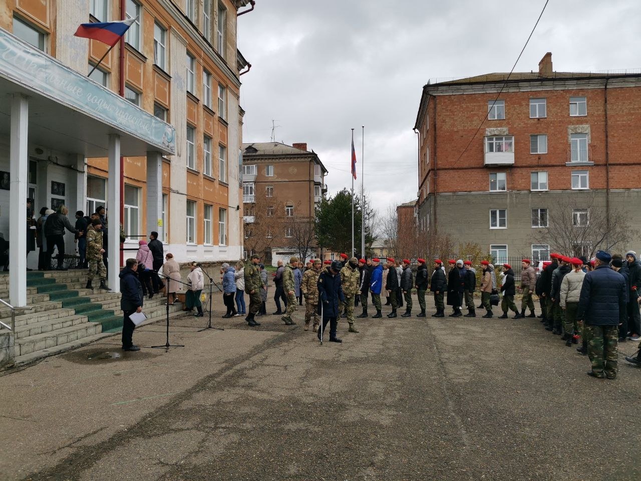 Открытие мемориальной доски. Фото из музея школы №10, 2023 г.