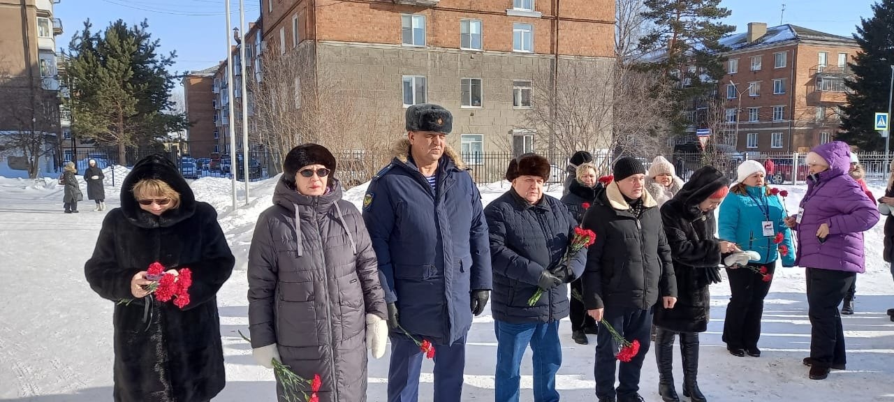 Открытие мемориальной доски Коробейникову А.Е. Фото из музея школы №10, 2024 г.