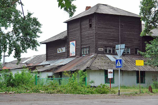 Школа Кемеровского рудника, вид с улицы.  Фото с сайта Красная Горка. Музей-заповедник: Официальный сайт  [Электронный ресурс]. -  Режим доступа : http://redhill-kemerovo.ru/O_muzee__Pamyatniki_muzeya__SHkola__2.htm 