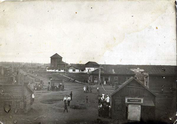 Школа Кемеровского рудника, 1927 Фото с сайта Красная Горка. Музей-заповедник: Официальный сайт  [Электронный ресурс]. -  Режим доступа :  http://redhill-kemerovo.ru/O_muzee__Pamyatniki_muzeya__SHkola__5.htm