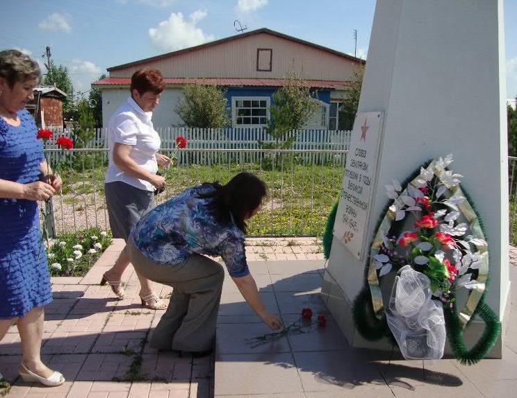 Обелиск памяти погибшим землякам в п. Артышта Краснобродский городской округ. Автор фото Егорова Г.А., 22.06.2013.