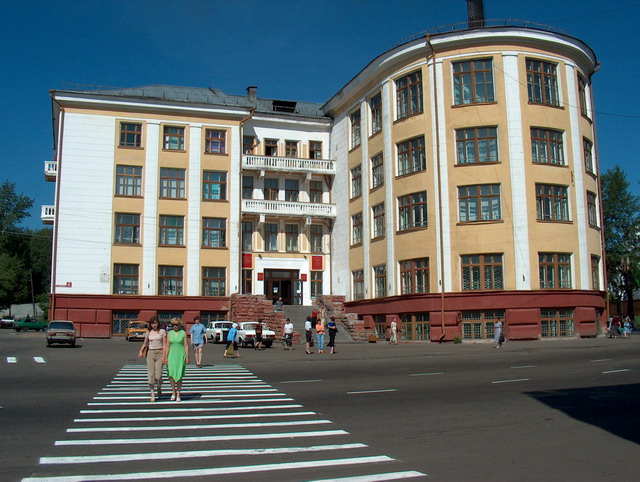 Дом Советов. 2006 год. Фото с сайта: http://www.odnoklassniki.ru/group/47758516420651/album/55861930491947/page/4