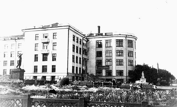 Дом Советов (Анжеро-Судженск), 50-е годы. Фото с сайта: http://www.odnoklassniki.ru/anzher/album/48951831625905/page/4