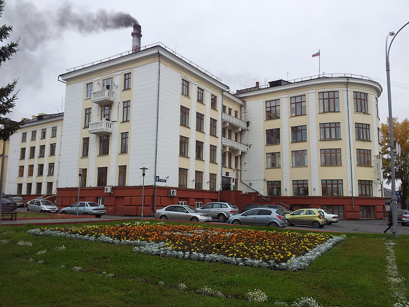 Здание администрации города Анжеро-Судженска, сентябрь 2013 года. Фото с сайта: http://commons.wikimedia.org/wiki/File:Здание_администрации_города_Анжеро-Судженска_ %281%29.jpg