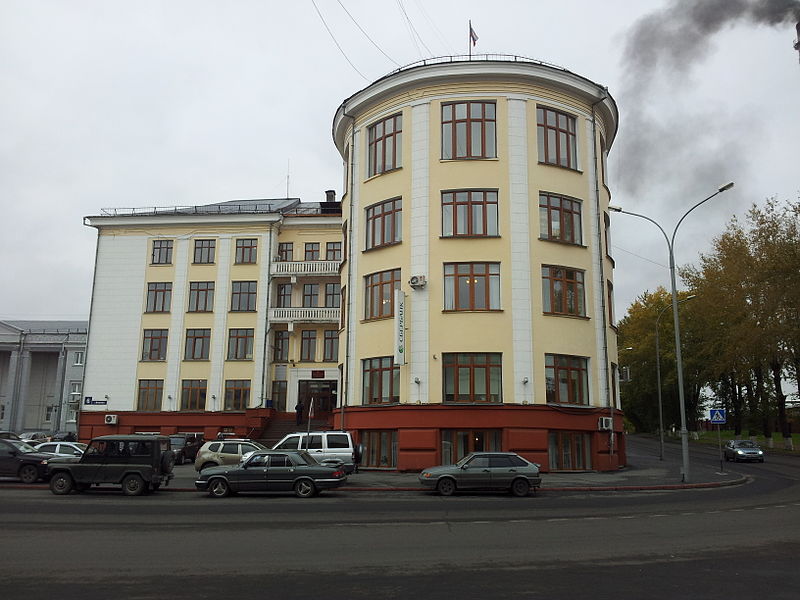 Здание администрации города Анжеро-Судженска, сентябрь 2013 года. Фото с сайта: http://commons.wikimedia.org/wiki/File:Здание_администрации_города_Анжеро-Судженска_ %285%29.jpg