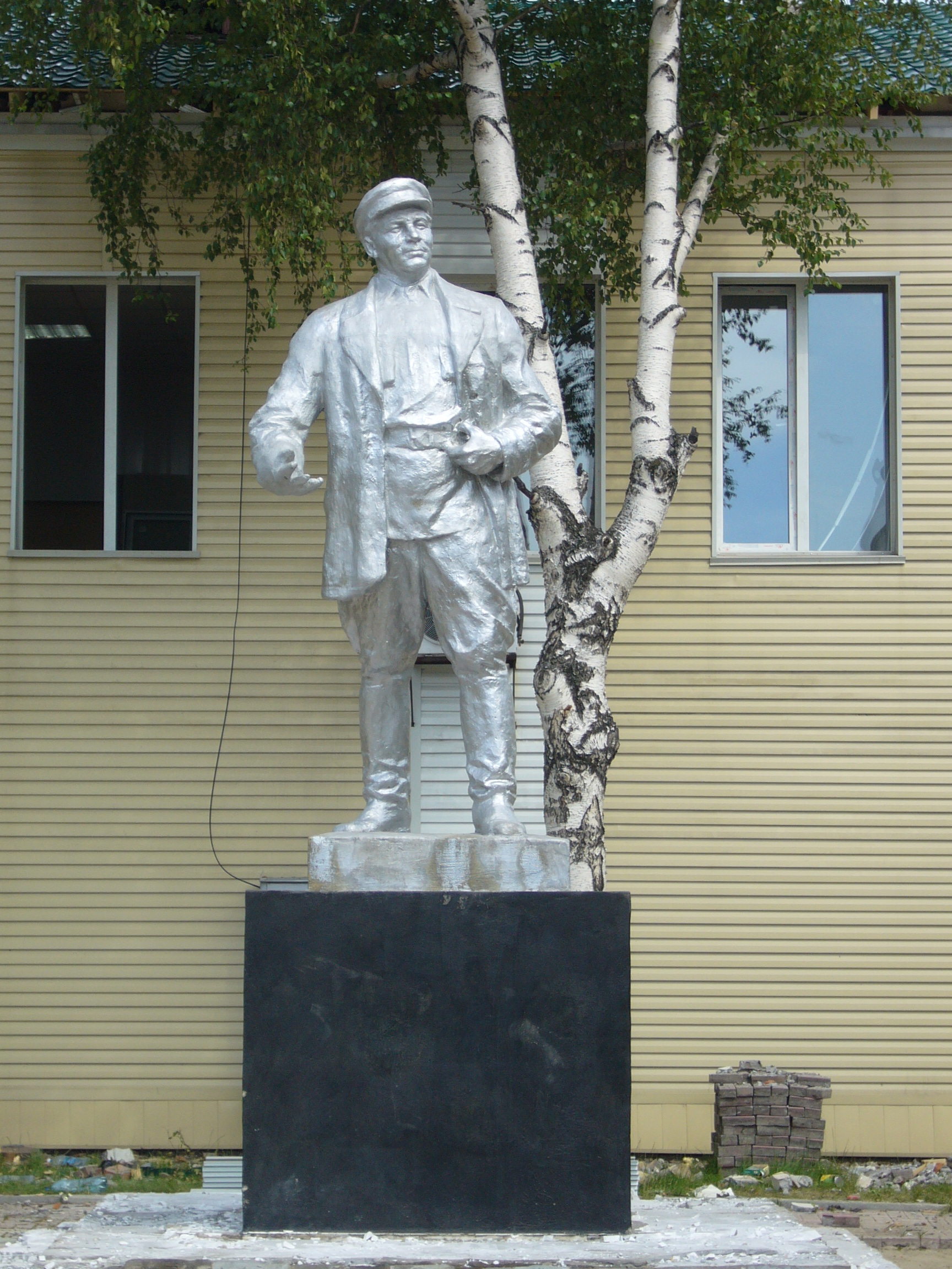 Памятник Сергею Мироновичу Кирову, г. Тайга. Автор фото Ковров Д. В.  Дата съемки – 20.07.2007