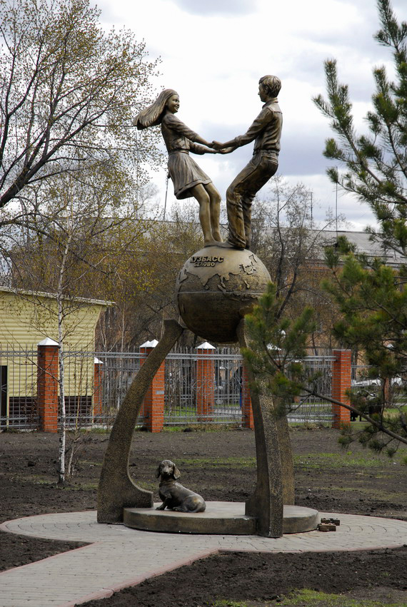 Белово рассказы. Город Белово парк молодежный. Памятники в городе Белово Кемеровской области. Белово Кемеровской области парк молодежный. Скульптура молодежи Белово.