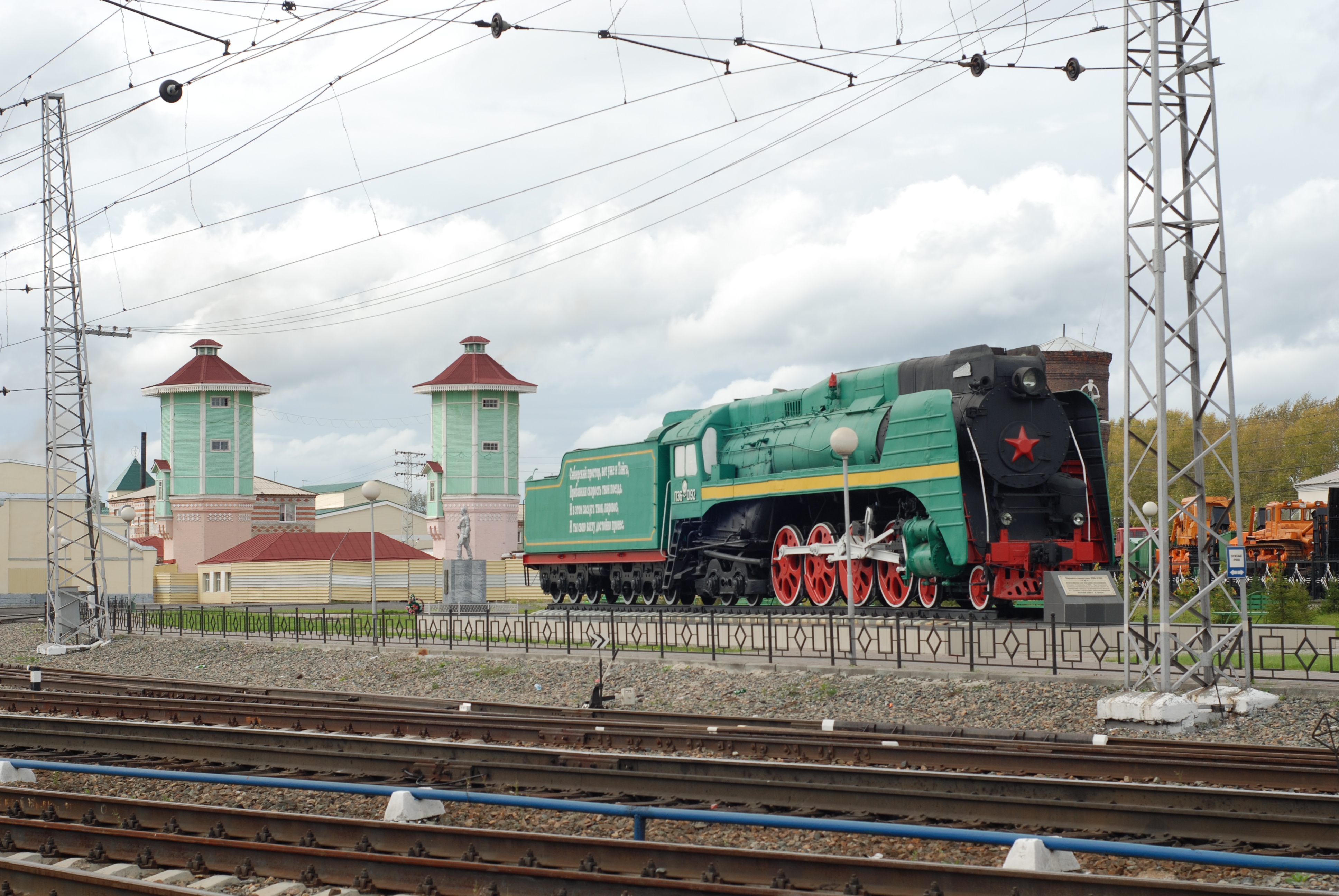 Паровоз П36-0192 - памятник революционной, боевой и трудовой славы  железнодорожников станции Тайга - Памятники Кузбасса