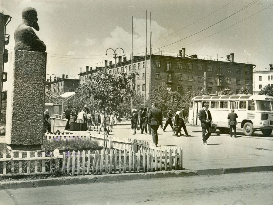 Памятник В.П. Обнорскому в Новокузнецке в сквере на улице Обнорского, архивное фото. Фото с сайта: http://novokuznetsk.livejournal.com/126976.html