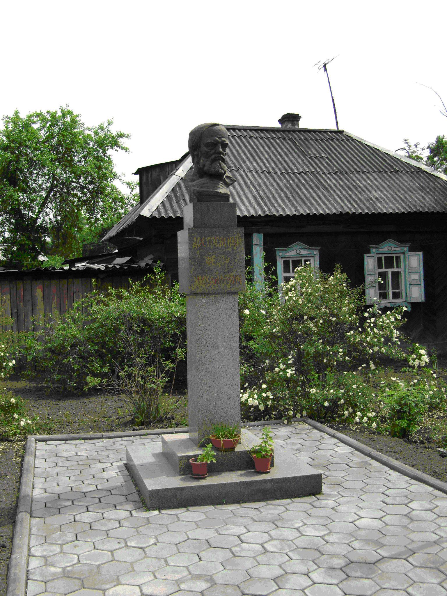 Бюст Достоевского (г. Новокузнецк). Дата съемки - 16 июня 2008 г. Автор съемки Макобок А.А.