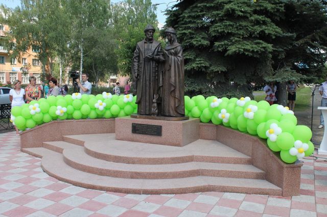 Город Осинники, Аллея любви, Памятник святым благоверным князьям Петру и Февронии. Открытие памятника. Фото с сайта: http://gazeta.a42.ru/lenta/show/v-osinnikah-ustanovili-pamyatnik-petru-i-fevronii.html