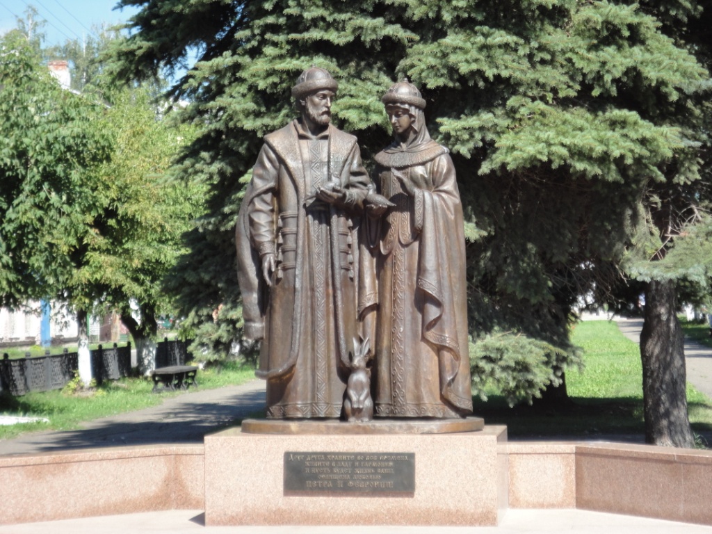 Город Осинники, Аллея любви, Памятник святым благоверным князьям Петру и Февронии. Фото Горюновой Т.И.  Дата фотографии: 2015 год.