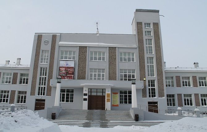 Кемеровский областной колледж культуры и искусств (бывш. Дворец труда). Дата фото - 2014 год. Фото: Александра Войцишевская/SmartNews. Фото с сайта: http://smartnews.ru/regions/kemerovo/16321.html 