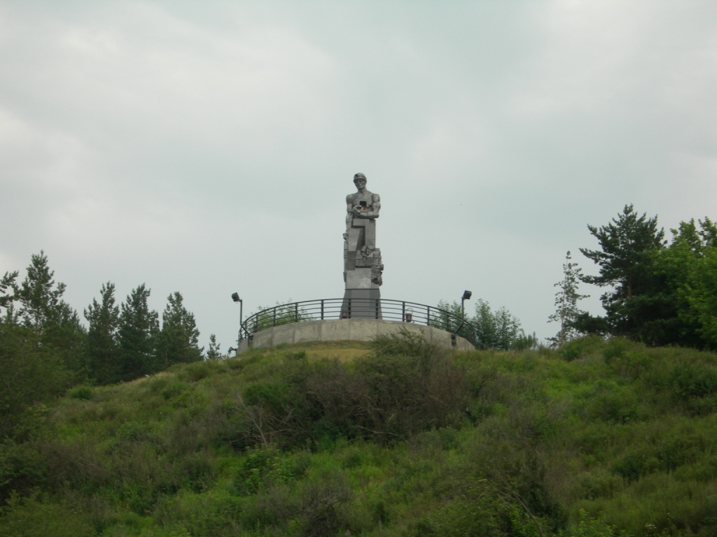 Монумент «Память шахтерам Кузбасса»: Фото с электронного ресурса: Хранители истории [Электронный ресурс] / составители: Макарова О. А., Алехина С. А., Карманова Е. Н. ; оформление: Макарова О. А. ; Муниципальное учреждение культуры 