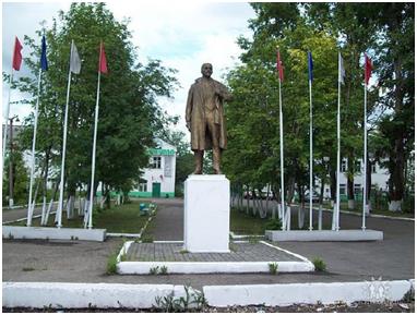 Памятник В. И. Ленина напротив входа в химико-фармацевтический завод, 2015 г. / фото И. Ю. Ларионовой // Ларионова, И. Ю. Монументальная скульптура города Анжеро-Судженска: работа на XIX городскую конференцию «Отечество», посвященной 70-летию Победы в Великой Отечественной войне, номинация: «Историческое наследие» [Текст] / Управление образования Анжеро-Судженского городского округа; Муниципальное бюджетное образовательное учреждение «ООШ № 8»; И. Ю. Ларионова. - Анжеро-Судженский городской округ: [б.и.], 2015. - 68 с.