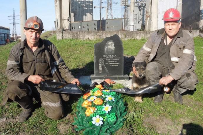 Памятник собаке Ляльке, автор неизвестен